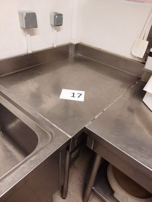 deux éviers dans un coin de la cuisine, avec un numéro sur le plan de travail