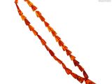 une image représentant un collier composé de perles de verre orange sur fond blanc
