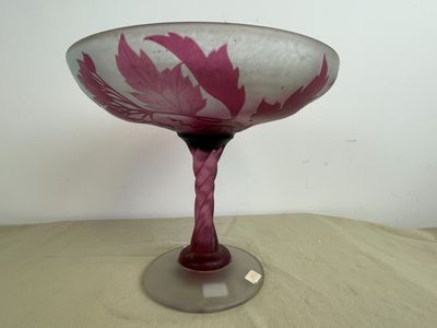 ANONYME Importante coupe en verre multicouche à décor de feu…