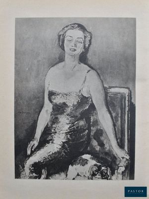 une vieille photo en noir et blanc représentant une femme en robe, assise sur une chaise