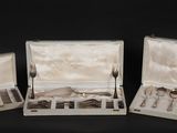 trois couverts dans un coffret en bois sur fond noir