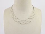 gros plan d'un torse de mannequin portant un collier