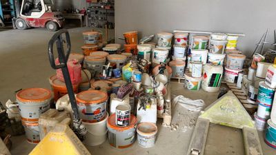 Restes de chantier : peinture, RPE, pulvérisateur, produits …