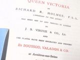 un livre ouvert sur lequel figure une image de la reine Victoria