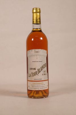 l'image d'une bouteille d'alcool posée sur une table