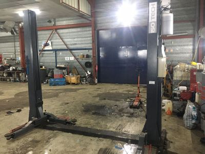 une photo d'un garage rempli de matériel