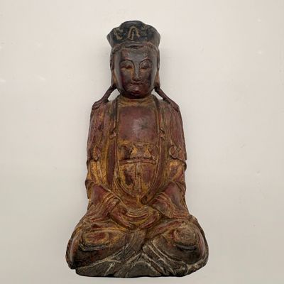 statue d'un Bouddha assis sur un socle blanc