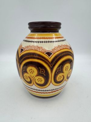 un vase posé sur une surface blanche