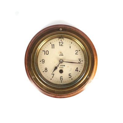 une horloge accrochée au mur sur un fond blanc