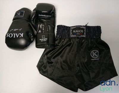 Lot composé d’un short de boxe et de gants de boxe - KALOS -…
