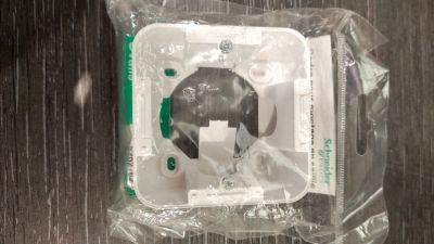 une boîte en plastique sur laquelle figure une photo en noir et blanc