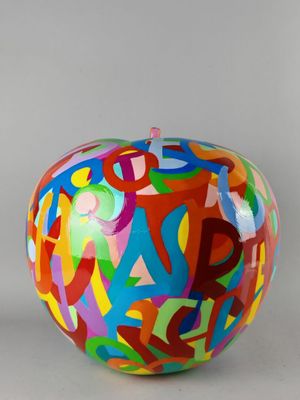 une image représentant une pomme colorée posée sur une table