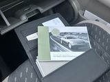 un livre posé sur le siège d'une voiture, avec un magazine à l'intérieur
