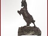 une statue représentant un cheval debout sur ses pattes arrière