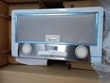 une radio posée dans une boîte sur une table