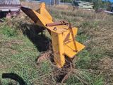 une machine jaune qui se trouve au milieu d'un champ
