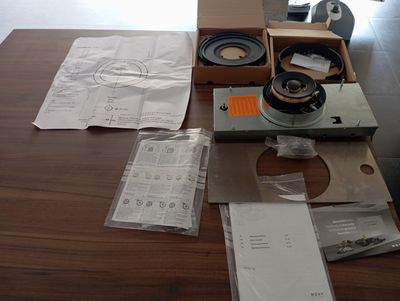 une table sur laquelle sont posés un appareil photo et une boîte