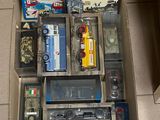 beaucoup de jouets dans une boîte posée par terre
