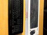 un clavier d'ordinateur et une souris posés sur un bureau