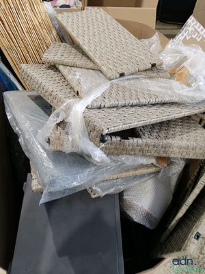 beaucoup d'objets dans une boîte posée par terre