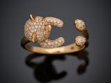 une bague en or jaune sertie de diamants et ornée d'un croissant