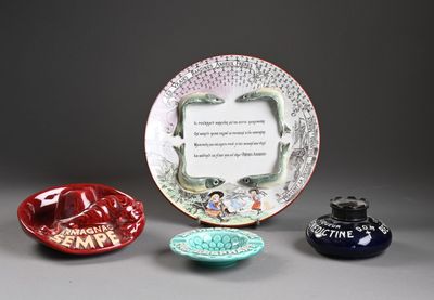 trois types différents de poteries exposées sur la table