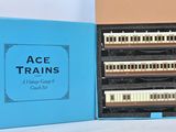 une boîte bleue contenant un circuit de train miniature