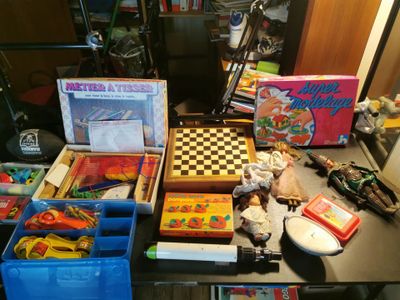 un bureau sur lequel sont posés beaucoup de jouets