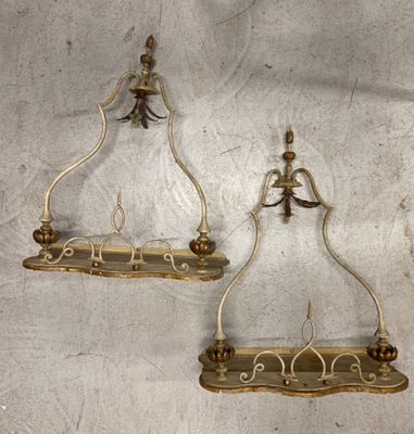 paire de bougeoirs anciens en laiton avec des supports en verre