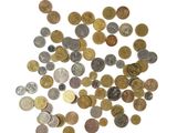 une pile de pièces de monnaie sur une surface blanche