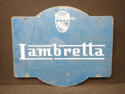 un vieux panneau bleu sur lequel est inscrit le mot « Lambretta »