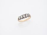 une bague sertie de trois pierres de diamant