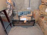 une petite pièce où s'entassent de nombreuses boîtes par terre
