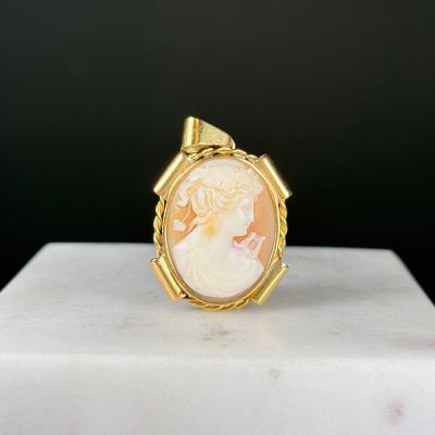 Pendentif en or jaune 750/1000 (18K) orné d'un camée sur coq…