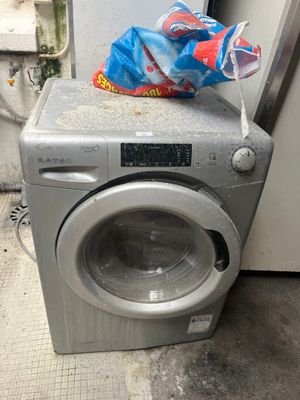 une machine à laver sur laquelle est posé un paquet de chips