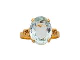 un gros plan d'une bague en or sertie d'une aigue-marine ovale