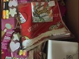 une boîte remplie de bonbons et d'autres friandises
