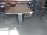 une table et des chaises dans une pièce aux murs en bois
