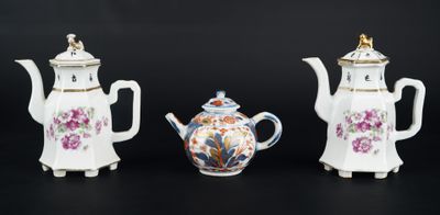 trois théières en porcelaine et une théière posées sur un fond noir
