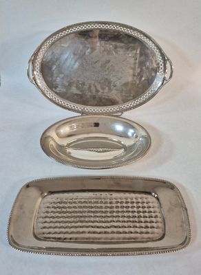 Plateau ovale en métal argenté à décor de frise de perles, l…