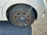 une voiture blanche qui a un pneu crevé
