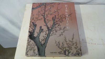 un livre posé sur une table blanche