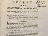 un vieux livre écrit posé sur une table