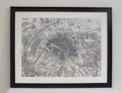 la photo d'une photo d'une carte accrochée au mur