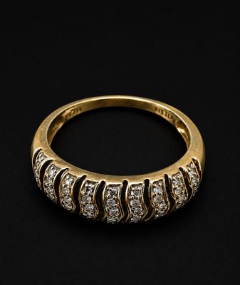 une bague en or avec des diamants sur fond noir