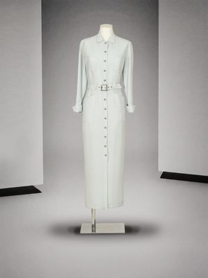 l'image d'une robe blanche sur un mannequin