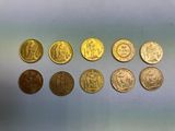 gros plan d'un paquet de pièces de monnaie posé sur une table