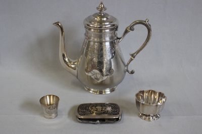 une théière en argent, une tasse en argent et une boîte en argent