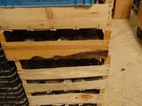 des caisses empilées les unes sur les autres dans une pièce remplie de cartons