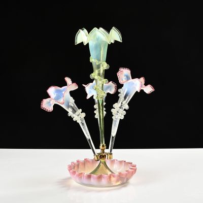 un vase en verre contenant des fleurs, posé sur une table
